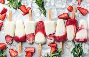 Ijslolly van aardbei en yoghurt